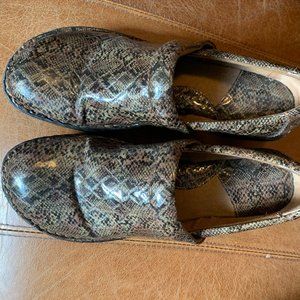 Excellent condition BOC clogs:size 9/40.5